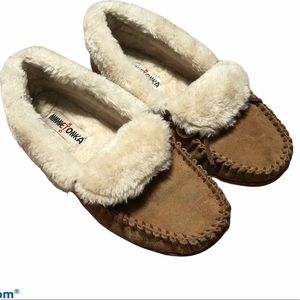 MinneTonka Moccasin Camp Collar Slippers